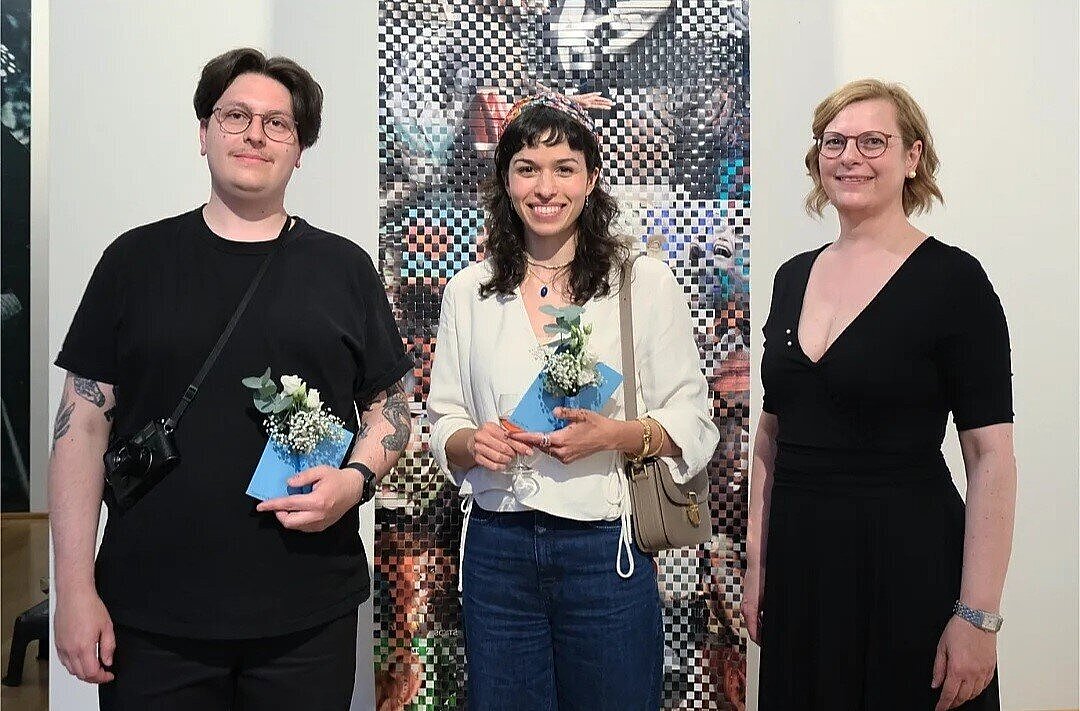 Silke Anna Linnemann (rechts) verleiht die Förderpreise an Anjali Janssens und Simon Ringelhan | Foto: Kunstmuseum Ahlen
