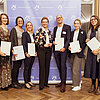 NRW-Kultur- und Wissenschaftsministerin Ina Brandes (Mitte) mit den Preisträger*innen, Foto: ©MKW | Christian Bohnenkamp