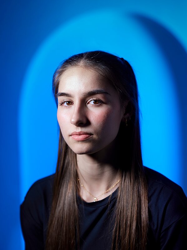 Emilie Roy vor blauem Hintergrund