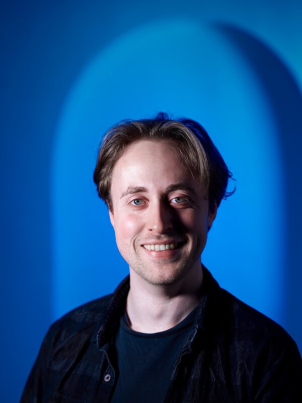 Lorenz Rank vor blauem Hintergrund