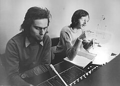 Jahr 1971: Prof. Dirk Reith (links) | Leiter des Elektronischen Studios und des ICEM - hier mit Ferdi Brendgen bei der Produktion des „Meissner Thedeums“ von Prof. Wolfgang Hufschmidt