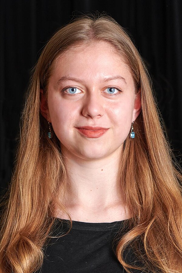 Pauline Sophie Sokoll vor schwarzem Hintergrund