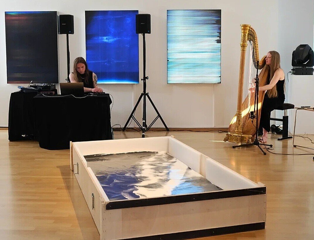 Kaspar Kuoppamäki (Synthesizer) und Fanny Herbst (elektronische Harfe) | Foto: Kunstmuseum Ahlen