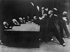 Jahr 1932: Der Grüne Tisch: Uraufführung im Théâtre des Champs-Elysées